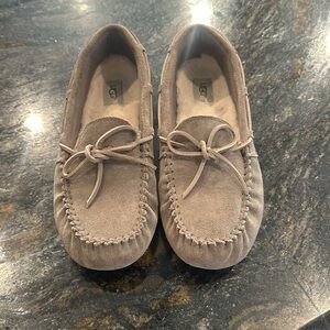 UGG big kid Dacota slippers